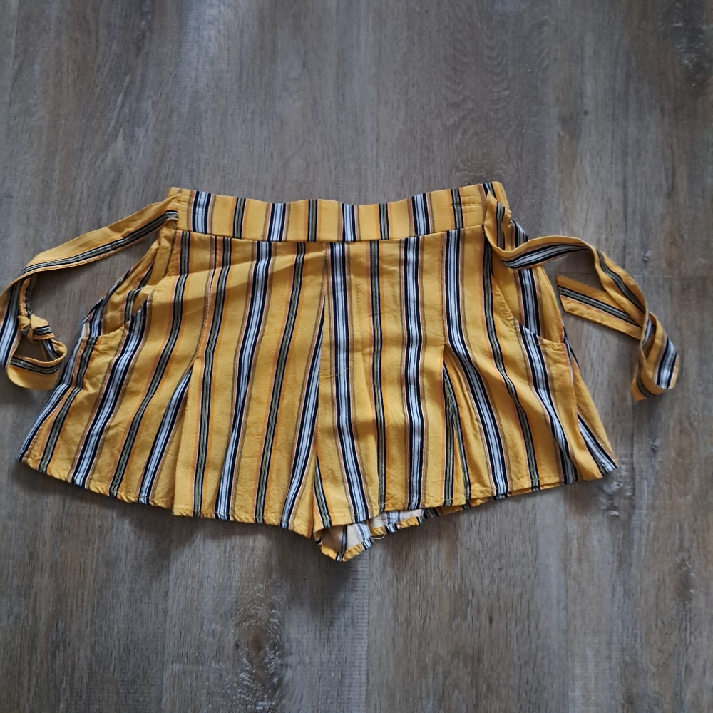 Tri-Color Gold Black White Stripes Tie Front Crease Rayon Cool Shorts Size Small